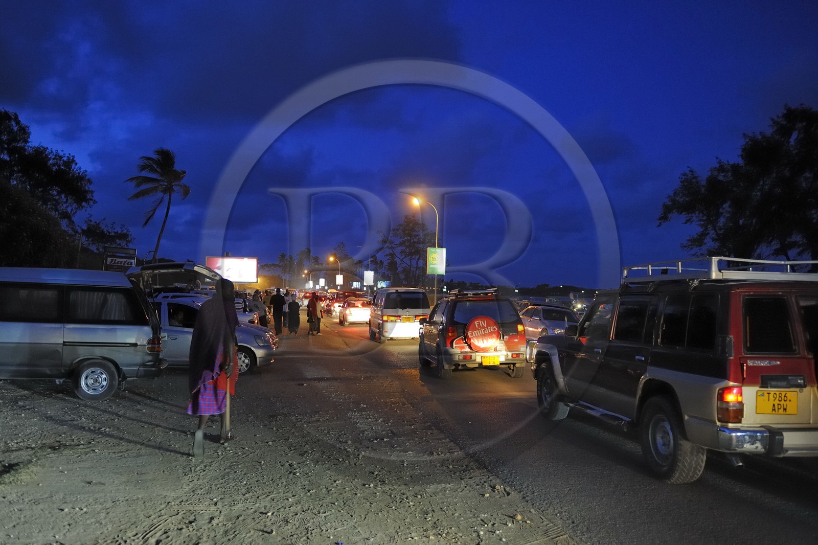 Tanzanie, Dar es-Salaam, il y a encore foule à Coco Beach à la tombée de la nuit le dimanche, embouteillage