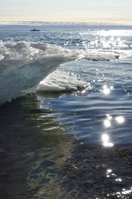 Groenland, cote Nord-Ouest, Smith sound au nord de la baie de Baffin, Inglefield Land, site de Etah dans le Foulke fjord, campement inuit aujourd'hui abandonné qui servit de base à plusieurs expéditions polaires, petit icebeg sur la plage