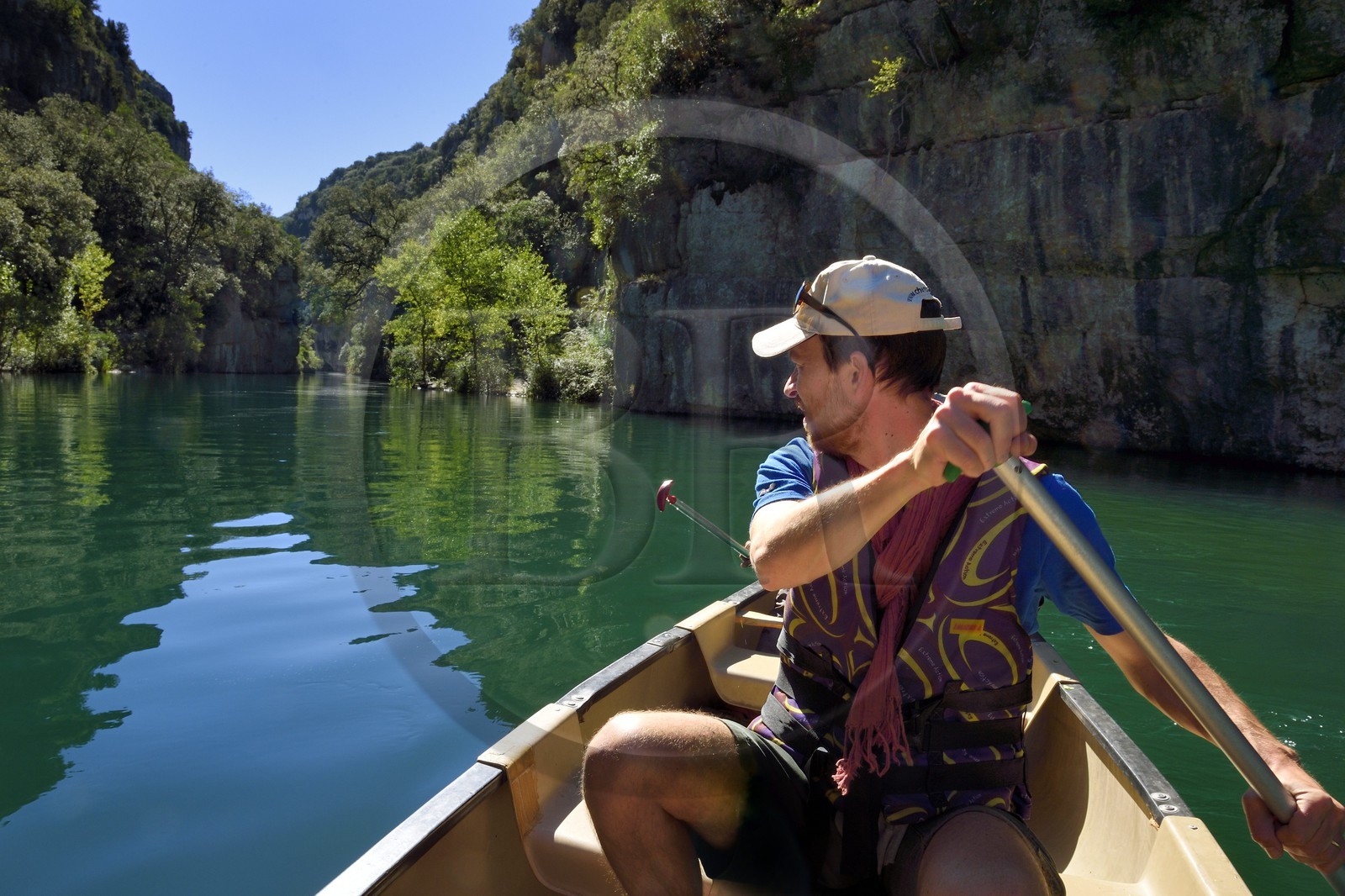 Var (83) rive gauche et Alpes-de-Haute-Provence (04) rive droite, Parc Naturel Régional du Verdon, Basses Gorges du Verdon en aval du lac de Sainte Croix, découverte en canoe des gorges de Baudinard