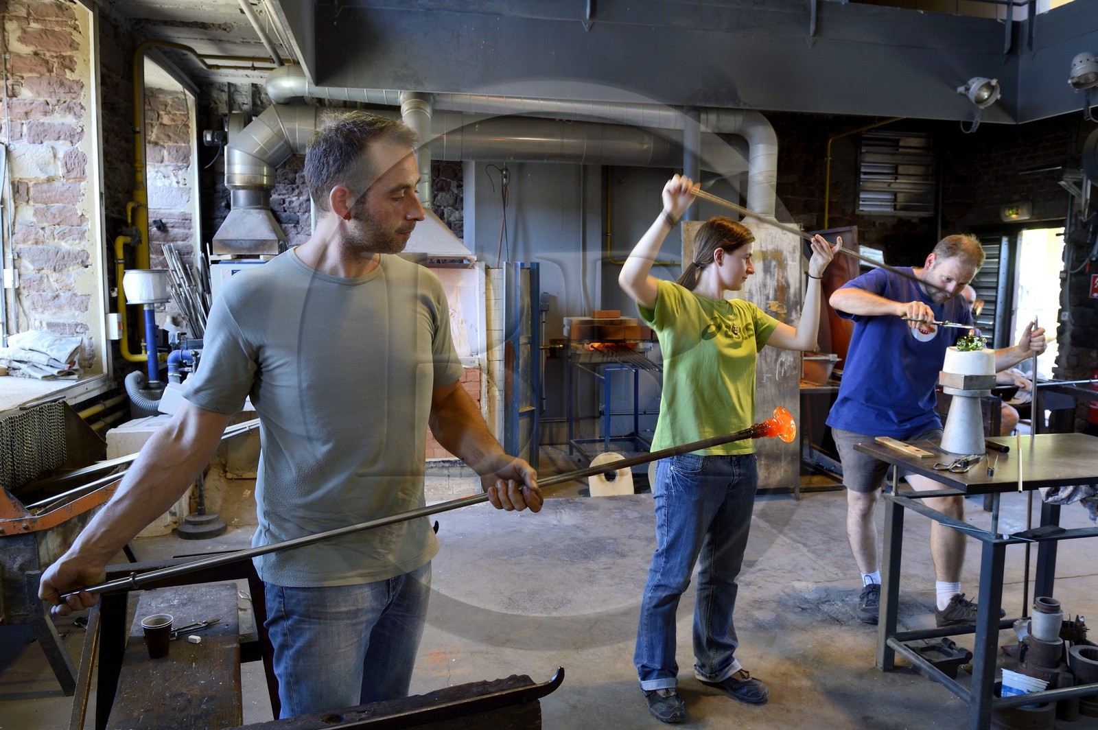 France, Moselle (57), Meisenthal, souffleur de verre au Centre international d'Art verrier (CIAV) dans l'atelier de verre à chaud