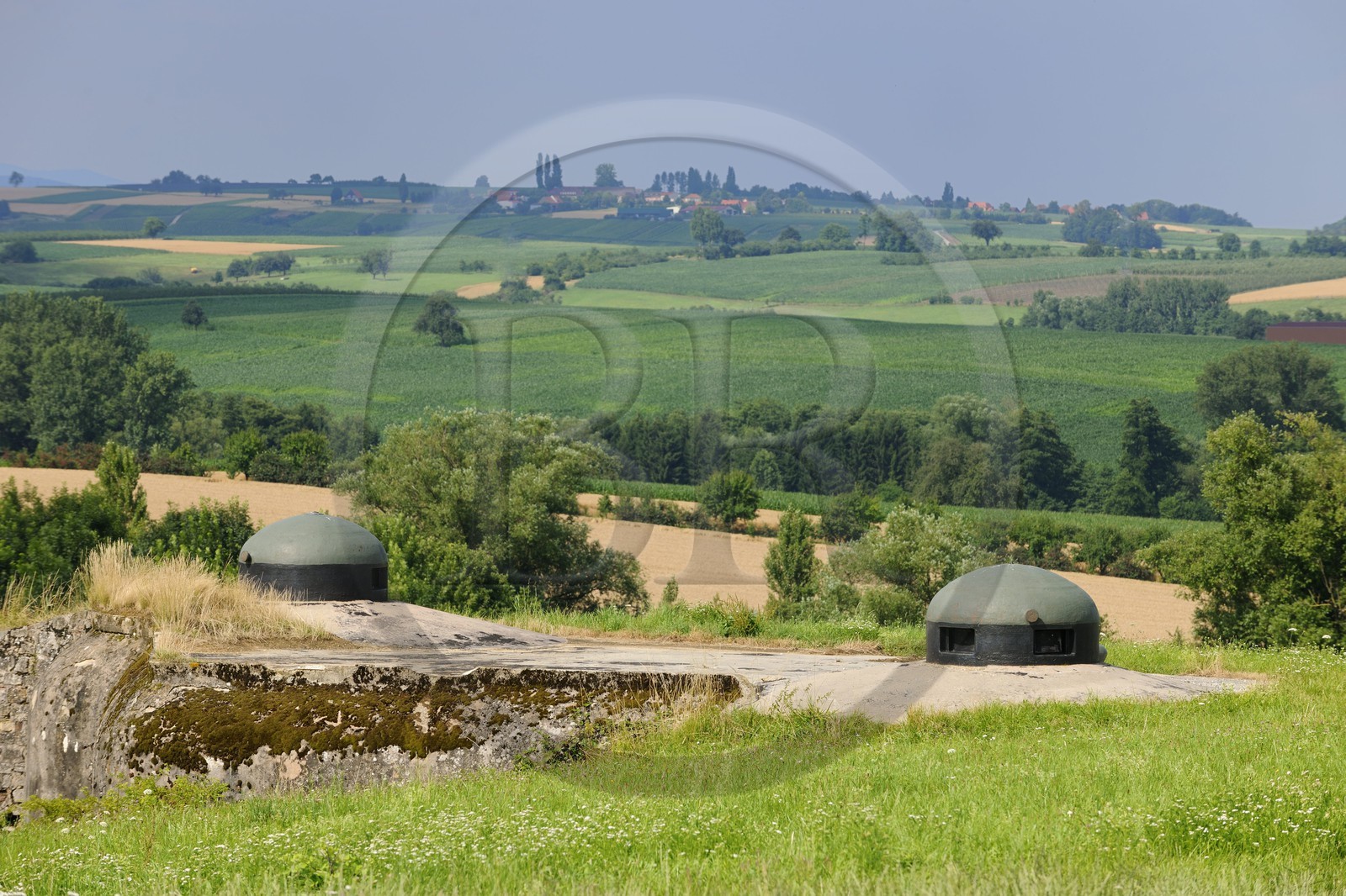 France, Bas-Rhin (67), Hunspach, la Ligne Maginot, le fort de Schoenenbourg, les dessus du bloc 2 avec ses cloches blindées de guetteurs