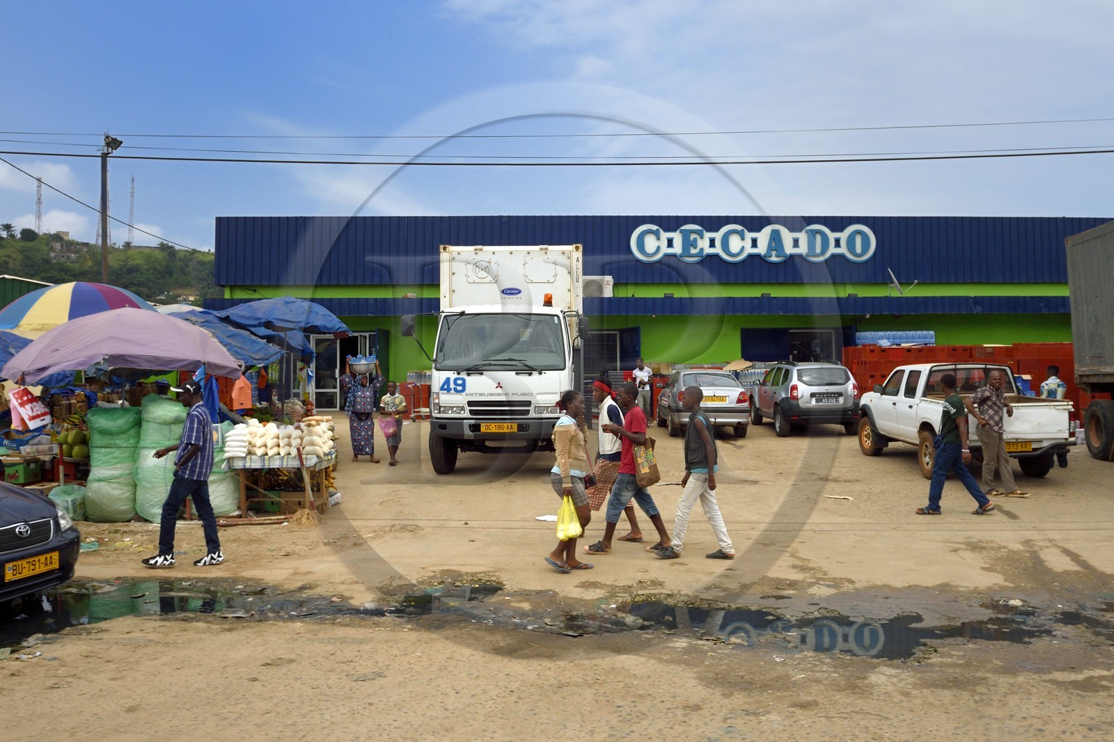 Gabon, Libreville, un des supermarchés Cecado sur la Route National 1