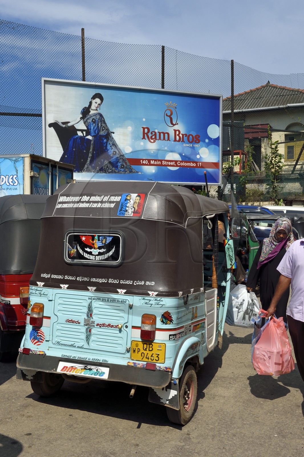 Sri Lanka, province de l'ouest, district de Colombo, Colombo, tuk-tuk dans le bazar Pettah et panneau publicitaire