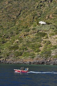 Italie, Sicile, iles Eoliennes, classées Patrimoine Mondial de l'UNESCO, Ile de Salina, pêcheur dans son bateau rentrant au port de Rinella