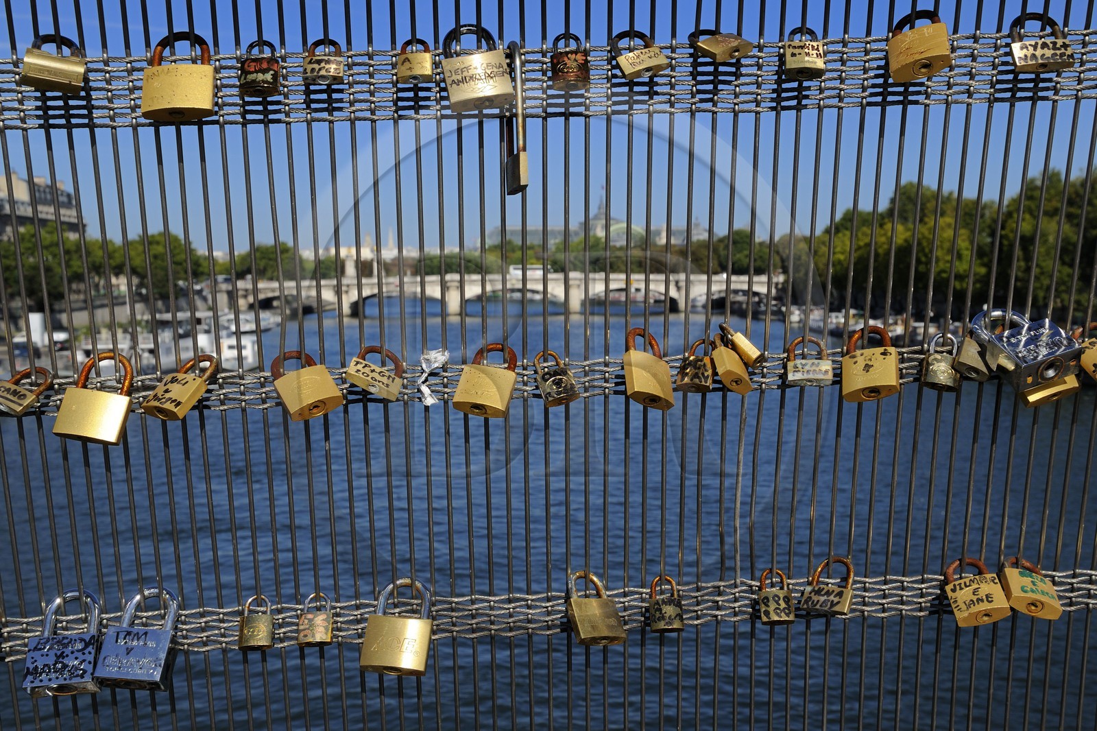 France, Paris (75), la passerelle Léopold-Sédar-Senghor, anciennement passerelle Solférino, les amoureux se déclarent leur amour en accrochant un cadenas gravé