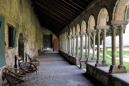 France, Aude (11), Saint-Martin-le-Vieil, ancienne abbaye cistercienne de Villelongue et chambre d'hôte, une allée de l'ancien cloitre