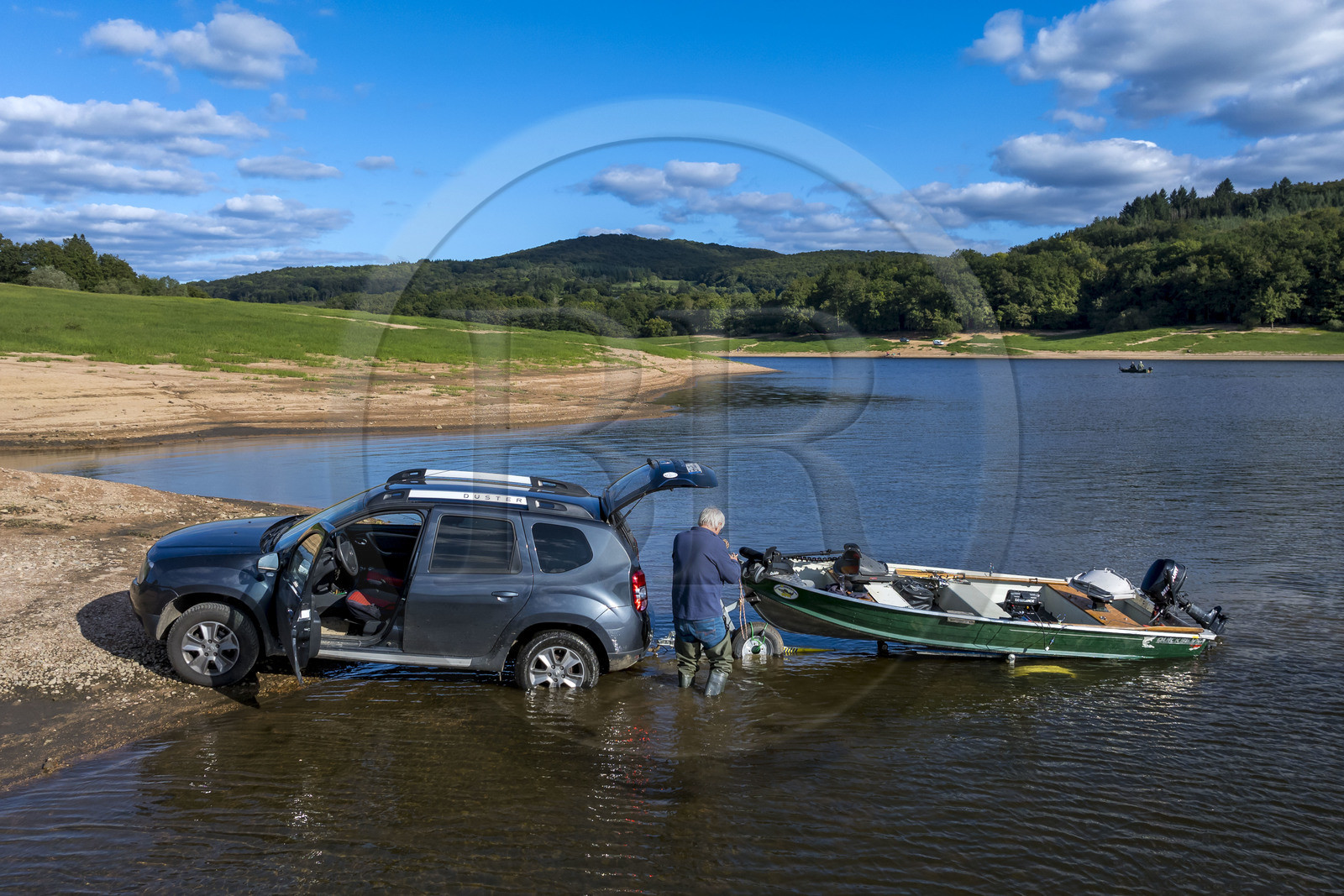 France, Nièvre (58), Parc naturel régional du Morvan, Chaumard, lac de Pannecière, Jean-Bernard Dioux vice-président de l’AMC, l’Association Morvan Carnassier, va pêcher à la ligne sur une barque, mise à l'eau du bateau de pêche depuis la remorque (vue aérienne)
