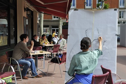 France, Seine-Maritime (76), Le Havre, Centre-ville reconstruit du Havre par Auguste Perret classé Patrimoine Mondial de l'UNESCO, une artiste réalise un portrait pour une exposition sur les quais à une terrasse de café du quartier des pêcheurs