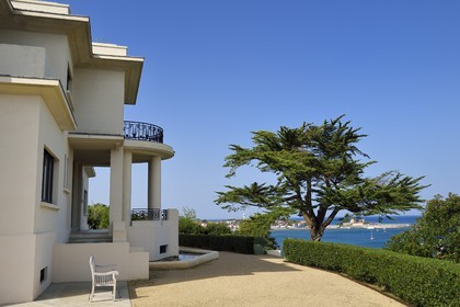 France, Pyrénées-Atlantiques (64), la côte du Pays-Basque, Ciboure, la Villa Art déco Leihorra dessiné par l'architecte Joseph Hiriart 1926,  vue du jardin sur la baie de Saint-Jean-de-Luz et le fort de Socoa en arrière plan
