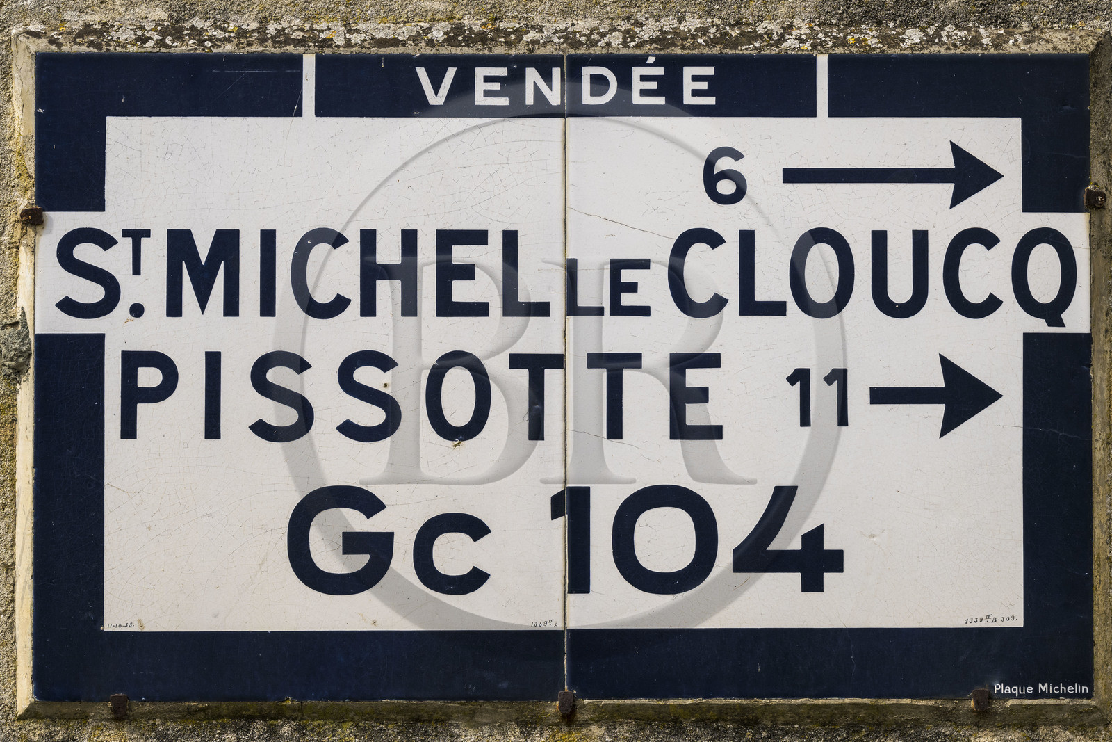 France, Vendée (85), Xanton–Chassenon, plaque Michelin, signaux routier ancien donnant la direction de Pissote et Saint-Michel-le-Cloucq