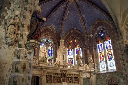 France, Meuse (55), Génicourt-sur-Meuse, église Sainte-Marie-Madeleine, statue de la Vierge attribuée au sculpteur Ligier Richier (XVIème siècle) à gauche du retable en pierre