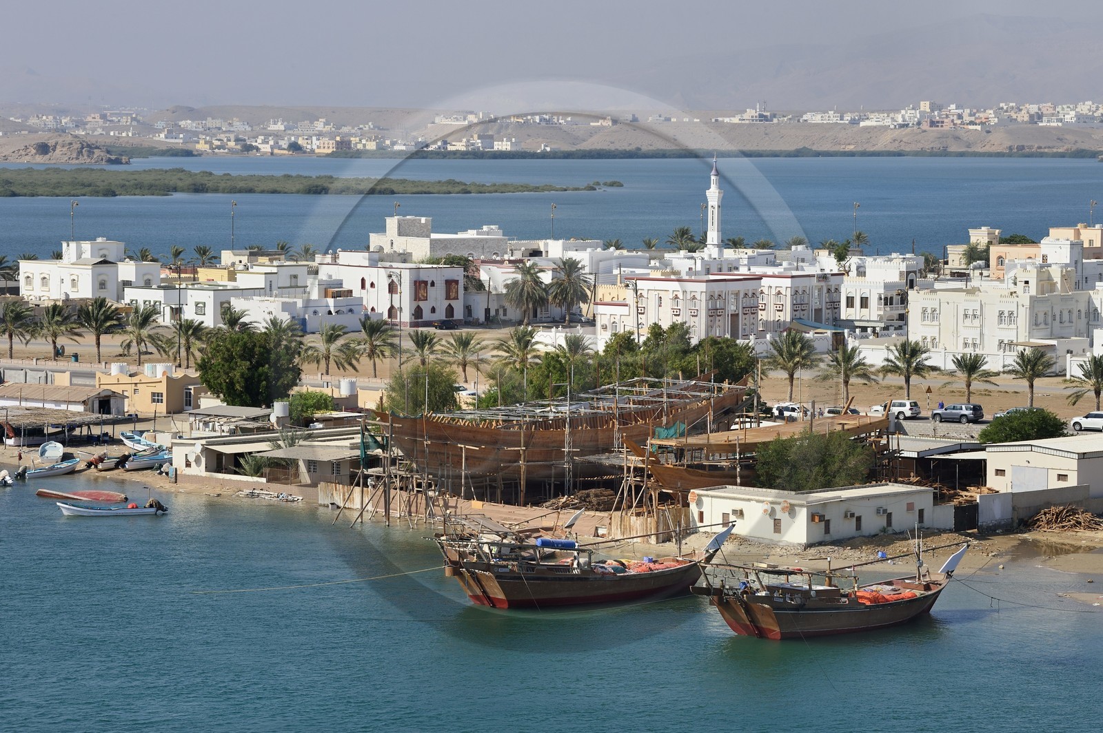 Sultanat d'Oman, gouvernorat de Ash Sharqiyah du Sud, ville et port de Sour, chantiers navals artisanaux de construction de boutres (dhows)