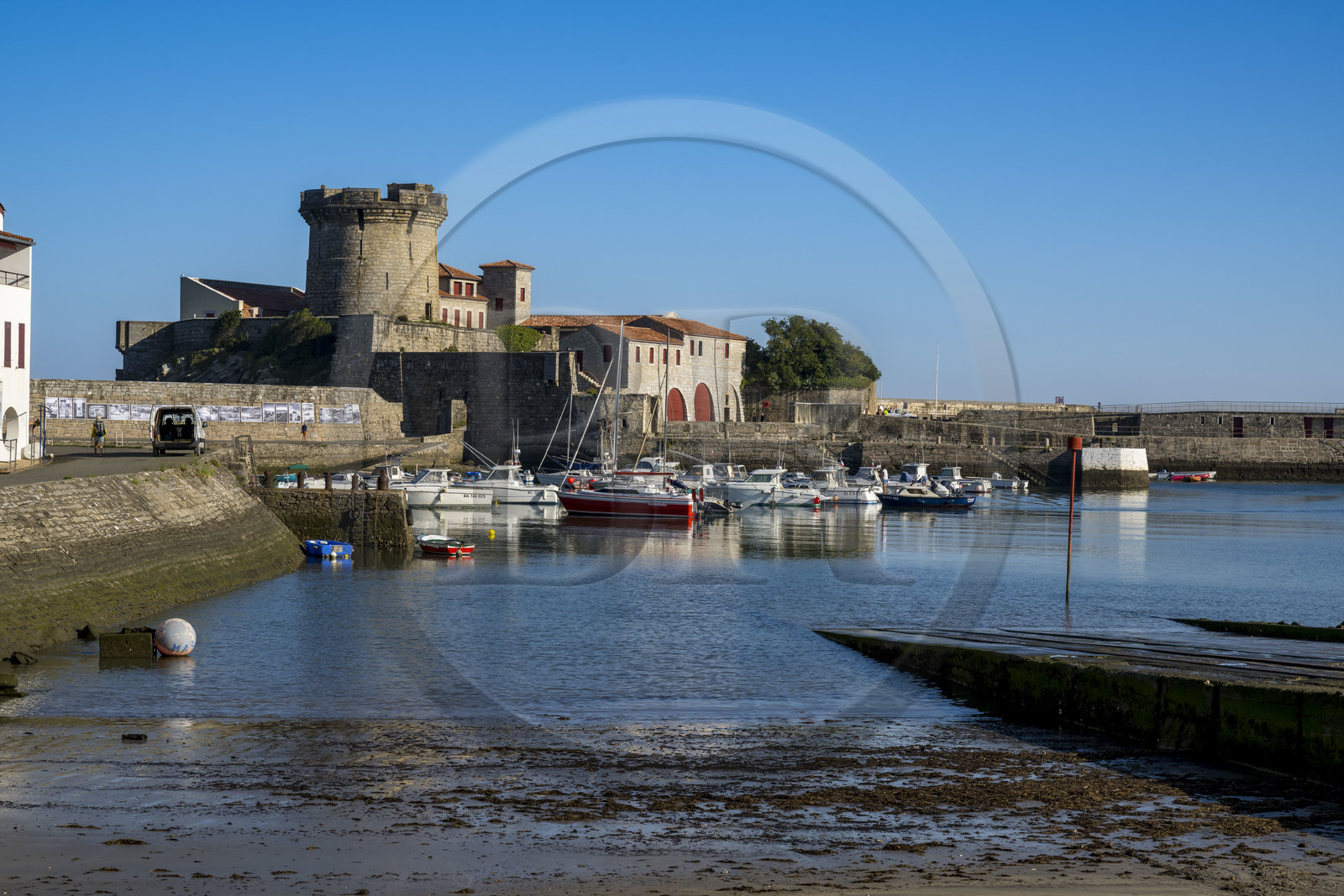 France, Pyrénées-Atlantiques (64), la côte du Pays-Basque, Ciboure, le fort de Socoa construit sous Louis XIII remanié par Vauban et son petit port de plaisance dans la baie de Saint-Jean-de-Luz