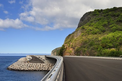 France, Ile de la Reunion, la Grande Chaloupe à La Possession, la Nouvelle Route du Littoral (NRL), fin du viaduc maritime long de 5,4 km entre la capitale Saint-Denis et la Grande Chaloupe