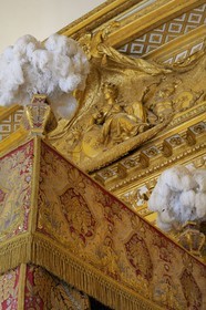 France, Yvelines (78), château de Versailles, classé Patrimoine Mondial de l'UNESCO, appartement du Roi, la chambre du Roi, détail du lit du Roi
