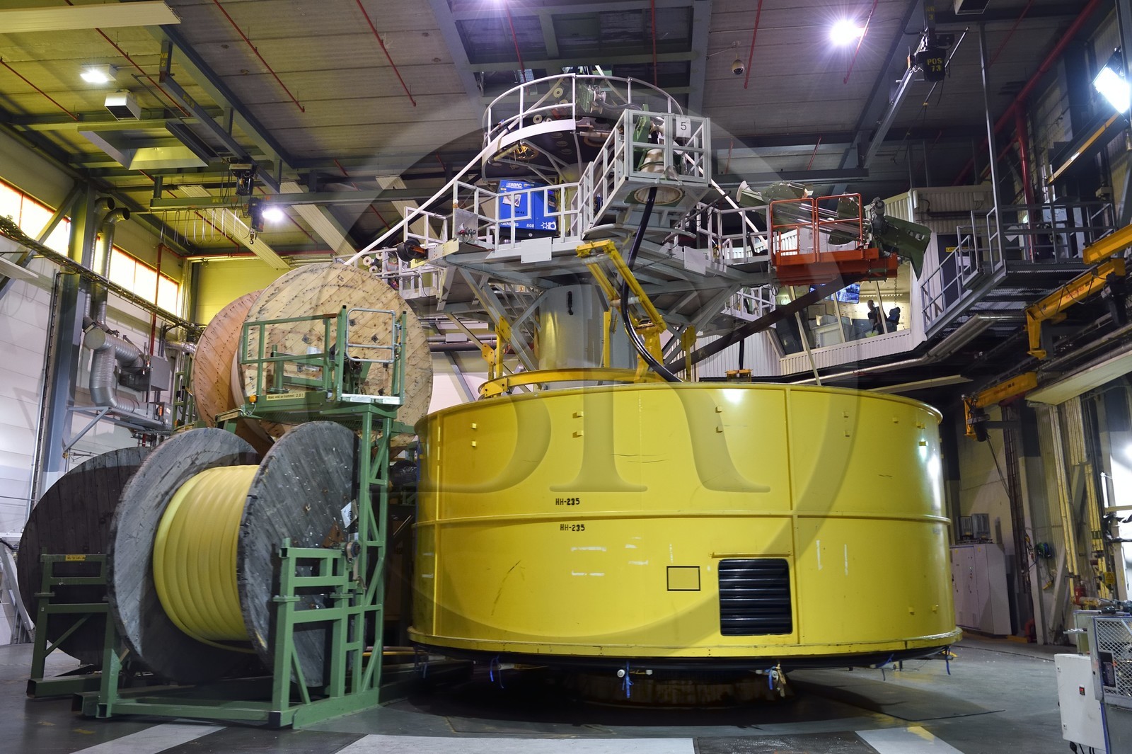 Norvège, comté d'Ostfold, Halden, l'usine de fabrication de cables Nexans, tressage de plusieurs cables de haute technologie