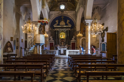 Italie, Ligurie, Cinque Terre, parc national des Cinque Terre classé Patrimoine Mondial de l'UNESCO, randonneurs dans l'église du sanctuaire de Nostra Signora di Reggio sur les hauteurs du village de Vernazza