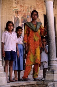 Inde, état du Rajasthan, Région de Kuchaman, Famille devant sa haveli (maison) décorée de fresques
