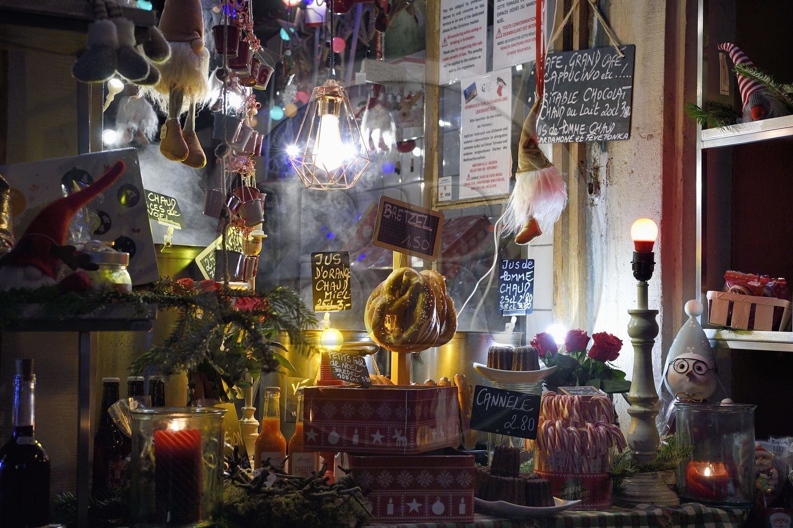 France, Bas-Rhin (67), Strasbourg, vieille ville classée au Patrimoine Mondial de l’UNESCO, vente de produits de Noël et alsaciens