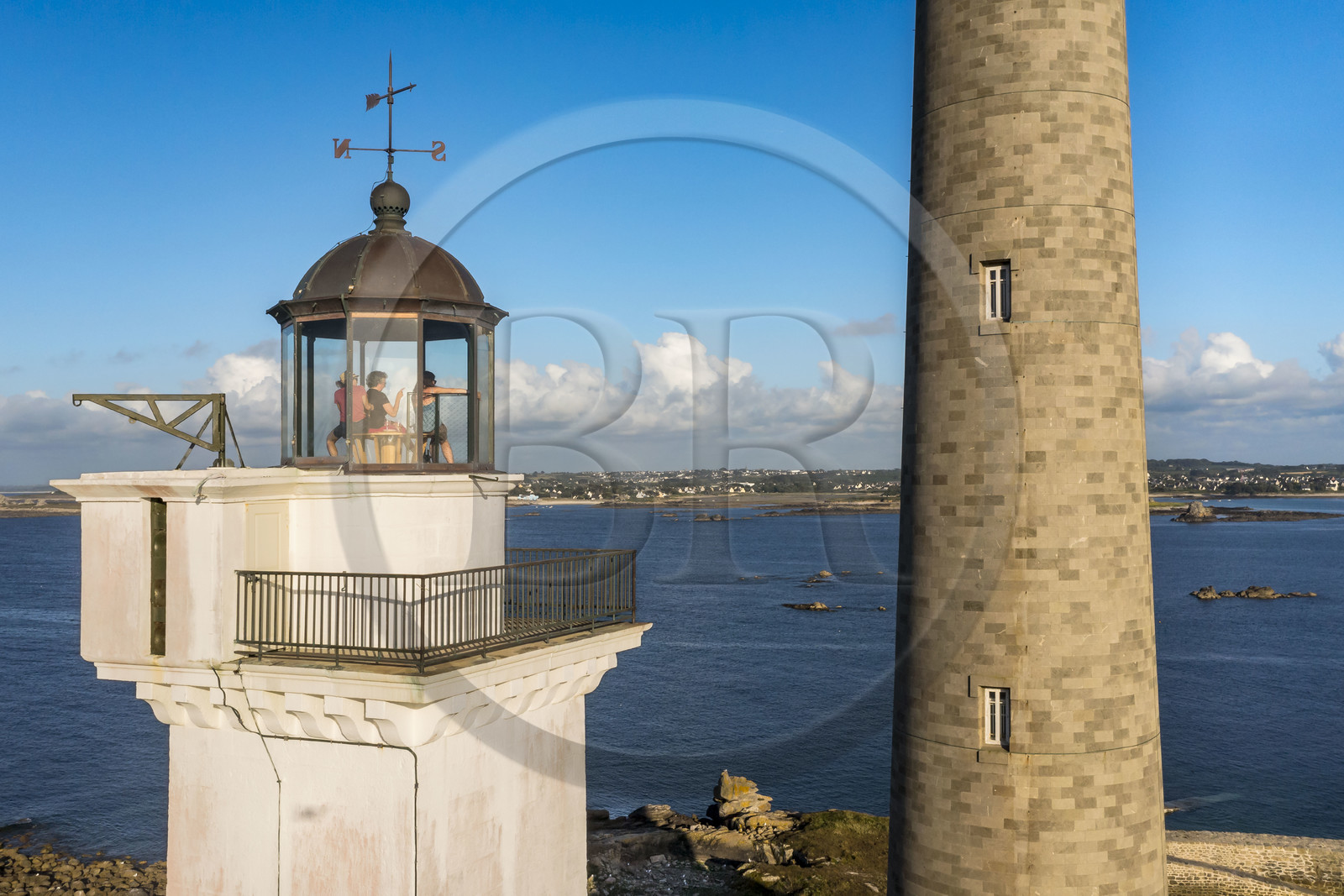 France, Finistère (29), Pays des Abers, Ile Vierge dans l'archipel de Lilia, le phare de l'Ile Vierge, le plus haut phare d'Europe avec 82,5 mètres, apéro avec vue sur l'estuaire de l'Aber Wrac'h depuis le sommet de l'ancien phare de 1845 transformé en écogite (vue aérienne)