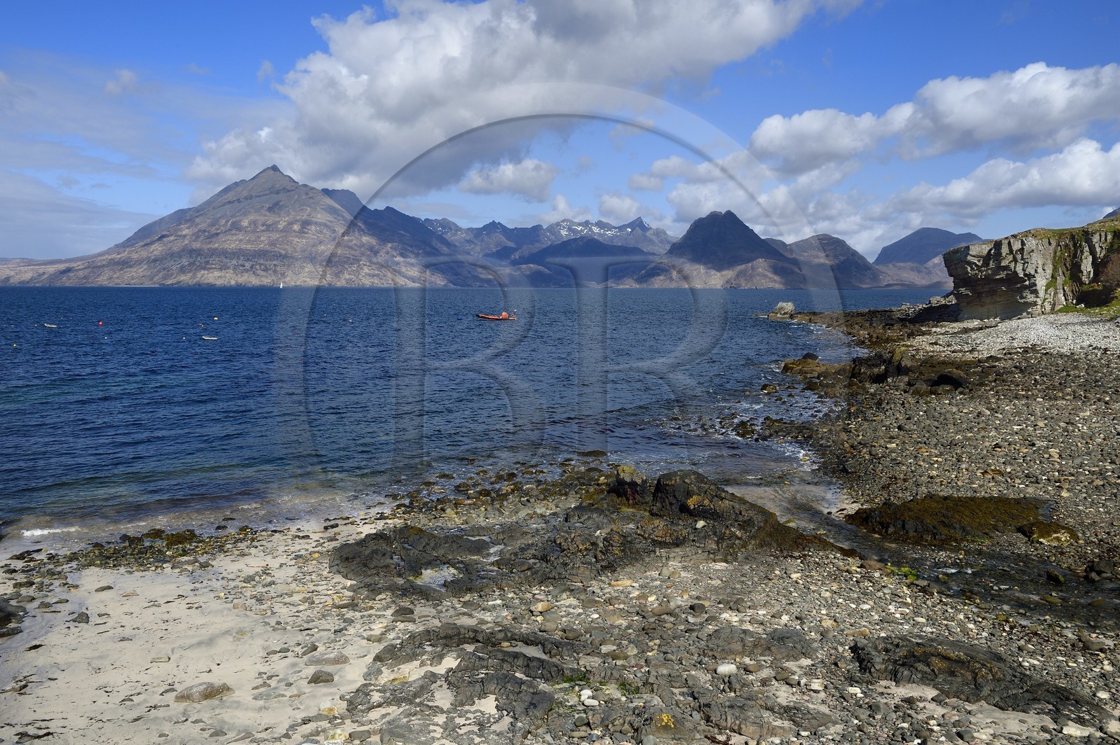 Royaume-Uni, Ecosse, région des Highlands, les Hébrides, Ile de Skye, plage de Elgol sur les rives du Loch Scavaig au bout de la péninsule de Strathaird et le massif des Black Cuillin Mountains en arrière plan
