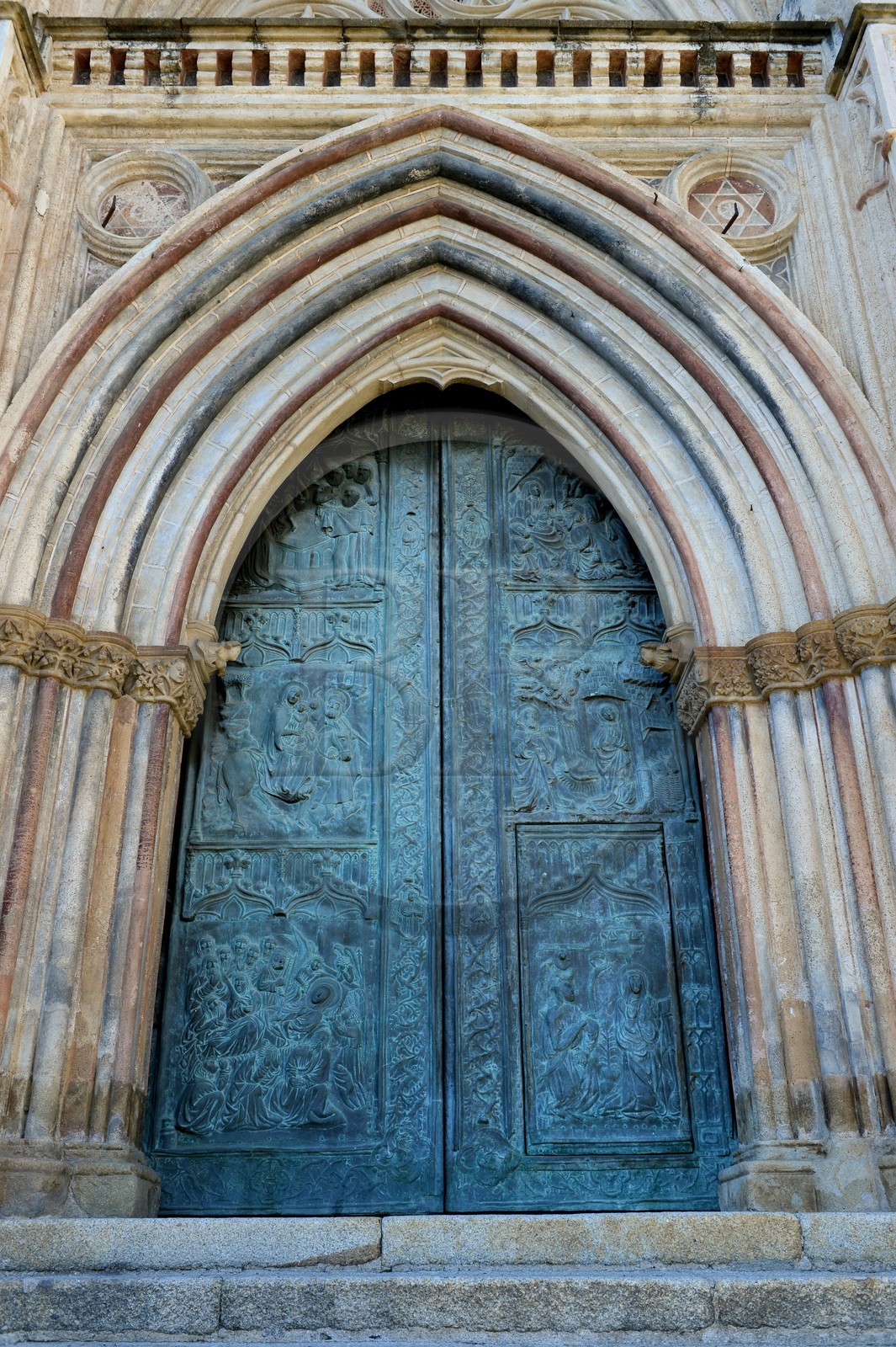 Espagne, Estremadure, Guadalupe, monastère royal de Santa Maria de Guadalupe classé Patrimoine mondial de l'UNESCO, la façade de l'église, porte en bronze