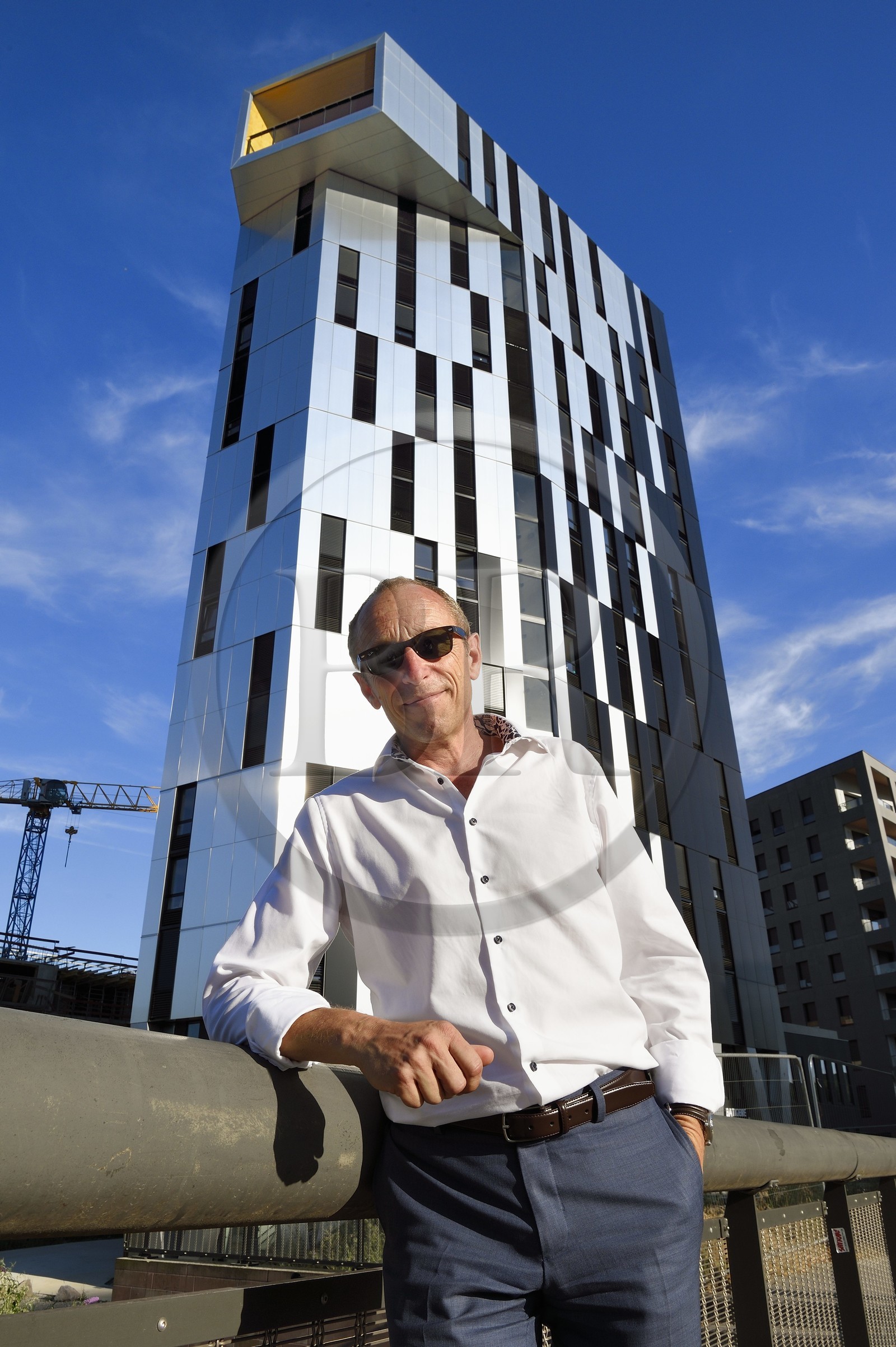 France, Bas-Rhin (67), Strasbourg, amenagement du port du Rhin et reconversion du mole du Bassin d'Austerlitz, écoquartier Danube, Eric Chenderowsky, directeur de l’urbanisme de la ville, devant la tour Elithis