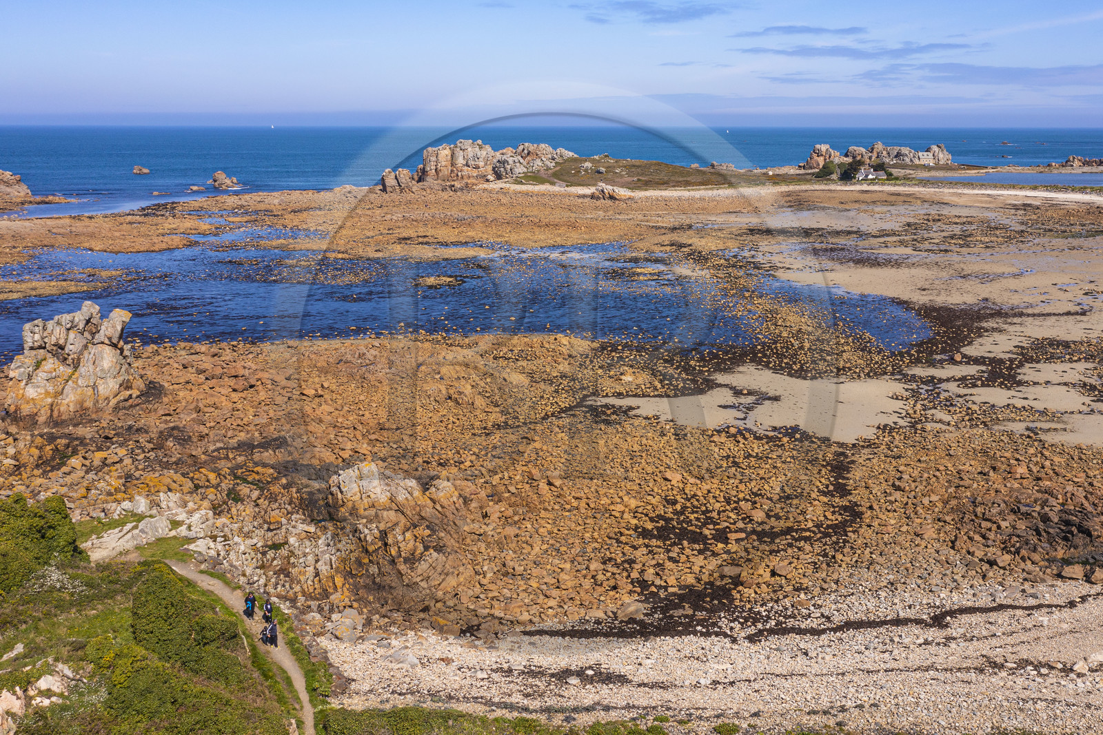 France, Côtes-d'Armor (22), Côte d'Ajoncs, Plougrescant, Anse de Pors (Porz) Scaff, la plage du site du gouffre de Plougrescant, randonneurs sur le chemin de Grande Randonnée GR 34 (vue aérienne)