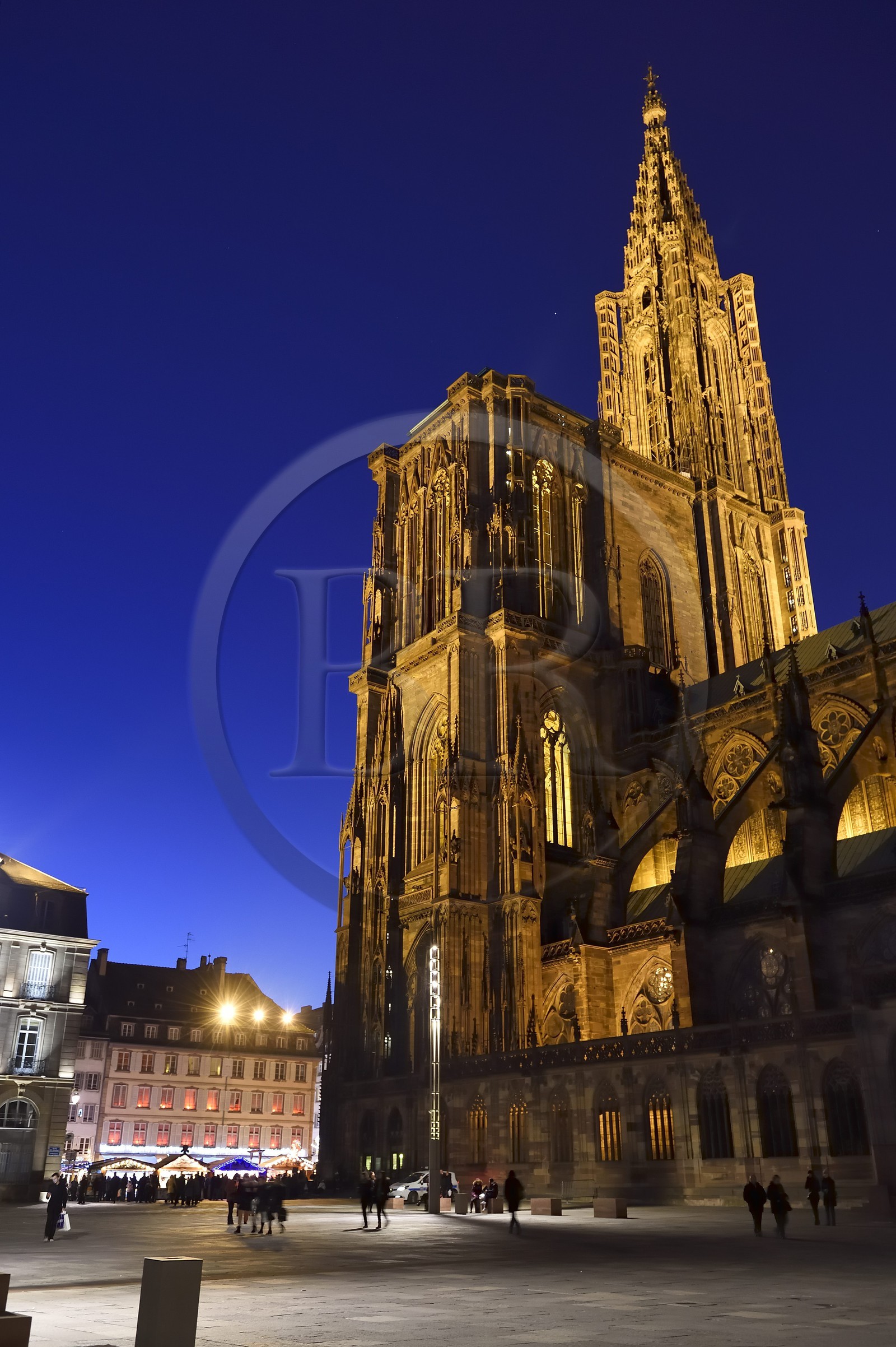 France, Bas-Rhin (67), Strasbourg, vieille ville classée au Patrimoine Mondial de l'UNESCO, place du Château, la Cathédrale Notre Dame