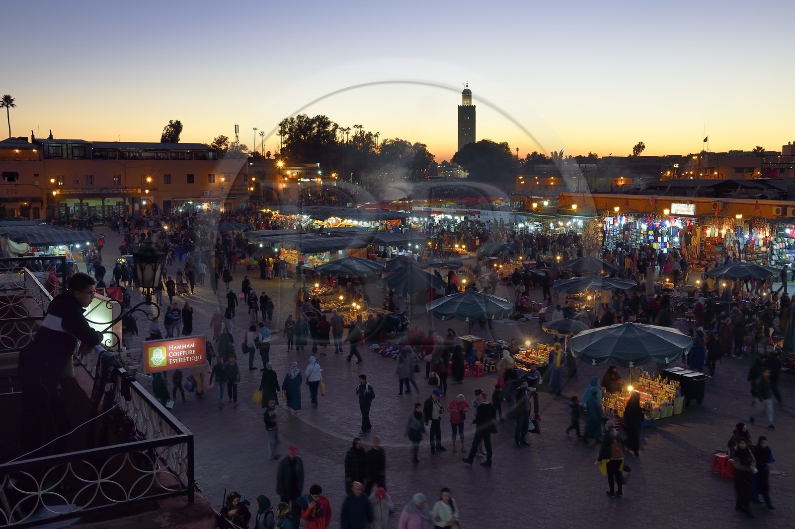 Maroc, Haut-Atlas, Marrakech, ville impériale, Médina classée Patrimoine Mondial de l'UNESCO, place place Jemaa el-Fna et le minaret de la mosquée la Koutoubia en arrière plan