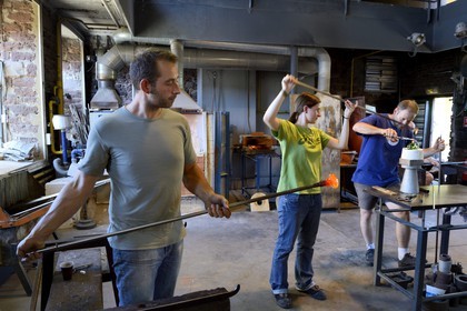 France, Moselle (57), Meisenthal, souffleur de verre au Centre international d'Art verrier (CIAV) dans l'atelier de verre à chaud