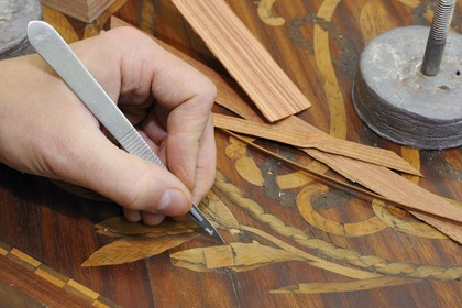 France, Yvelines (78), château de Versailles, ateliers de restauration du château, atelier de menuiserie, Sylvain Molfessis à la marqueterie