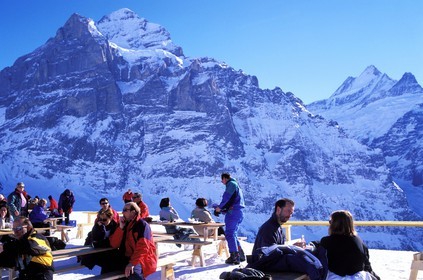 Suisse, région de Bern (Oberland Bernois), Grindelwald, terrasse d'un restaurant d'altitude