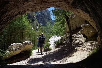 France, Alpes-de-Haute-Provence (04), Parc Naturel Régional du Verdon, Rougon, Grand Canyon du Verdon, le tunnel du Trescaire qu'emprunte le sentier Blanc-Martel sur le GR4 le long du couloir Samson