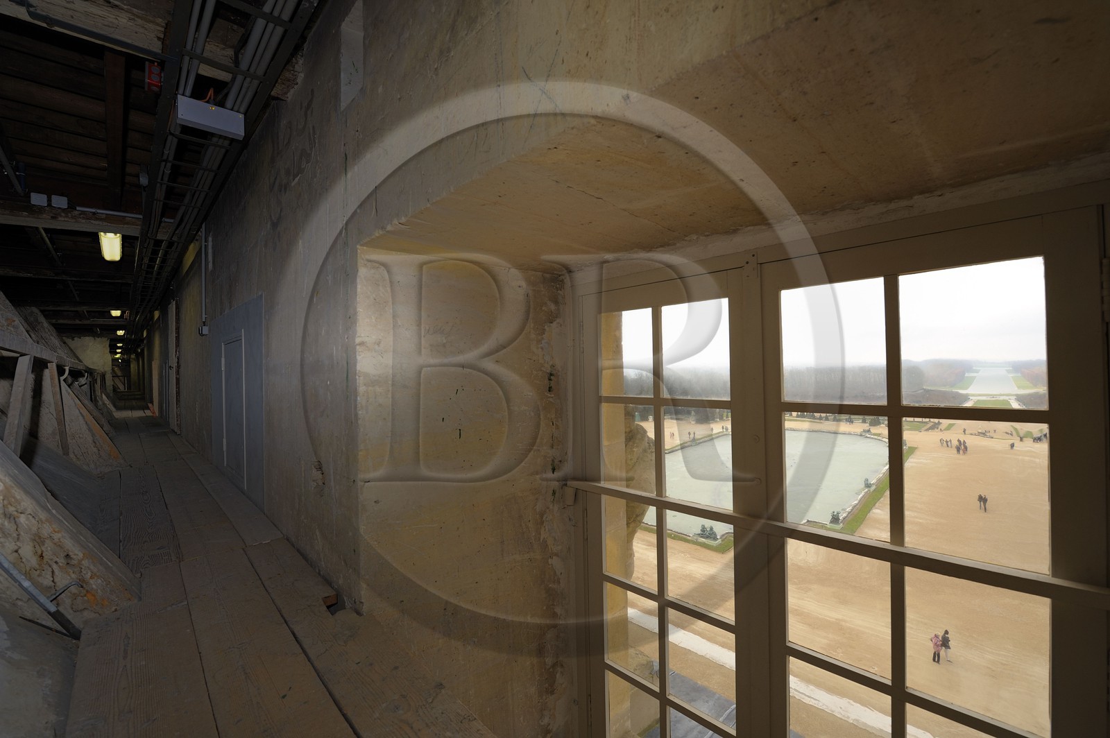 France, Yvelines (78), château de Versailles, classé Patrimoine Mondial de l'UNESCO, la grande perspective vue depuis les combles au dessus de la Galerie des Glaces
