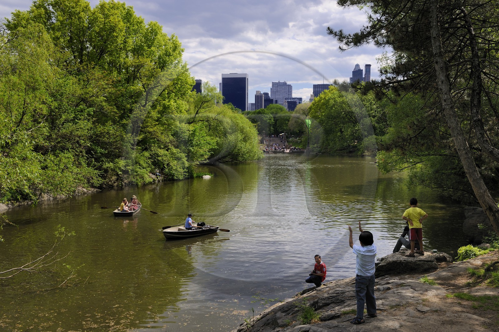 Etats-Unis, New York, Manhattan, Central Park, promenade en barque sur le lac et les gratte-ciels de Midtown