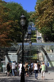 France, Paris (75), Montmartre, le funiculaire qui monte vers le sommet de la butte et le Sacré-Coeur