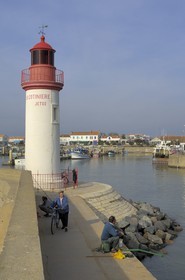 France, Charente-Maritime (17), Ile d'Oléron, phare du port de la Cotinière, pêcheurs