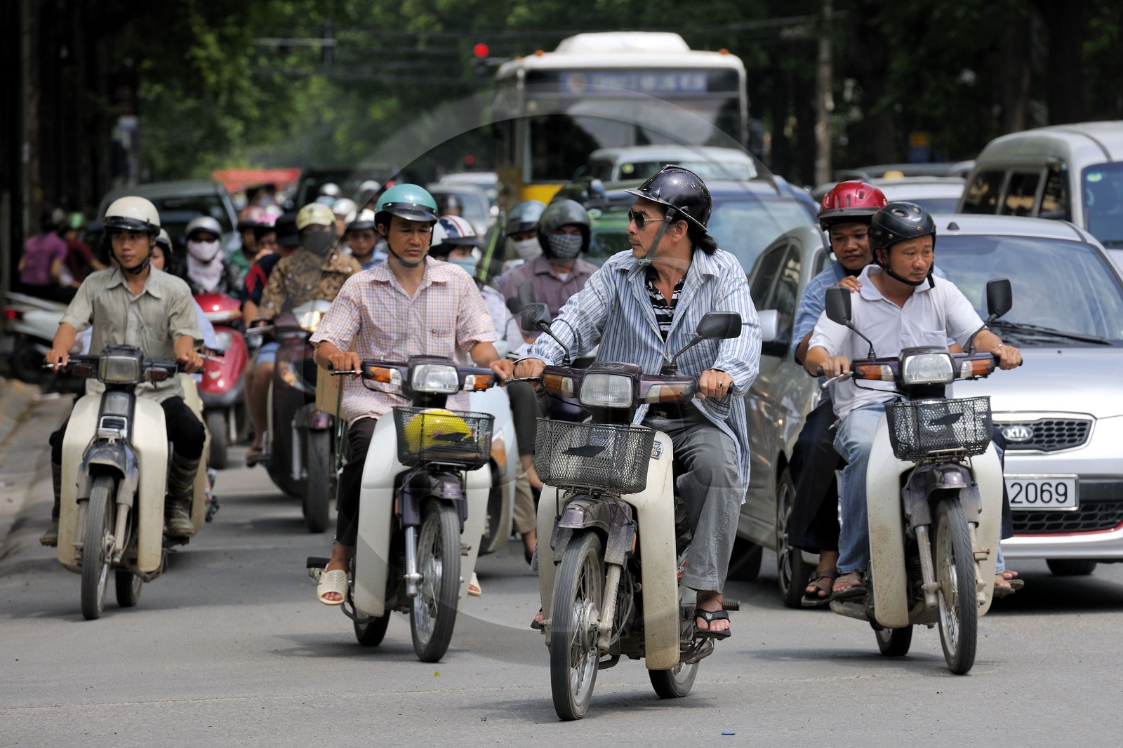Vietnam, Hanoï, circulation en moto dans la vieille ville