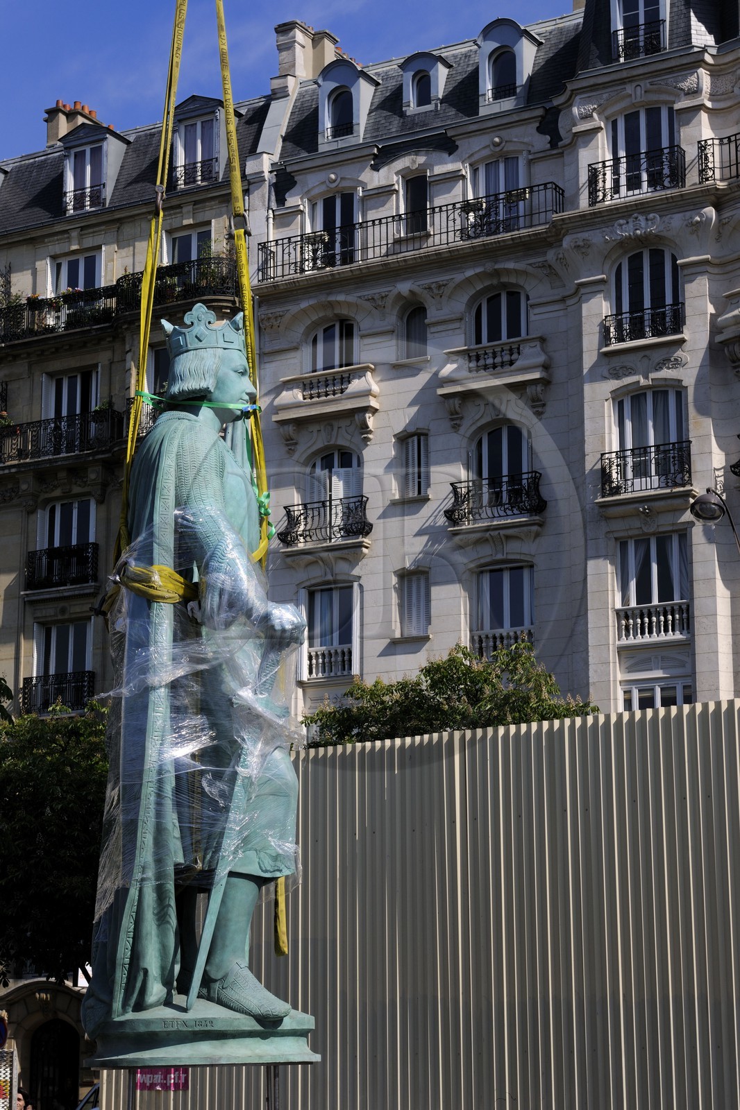 France, Paris (75), place de la Nation, réinstallation de la statue de Saint-Louis sur une des deux colonne de la barrière du Trône conçues par Claude Nicolas Ledoux