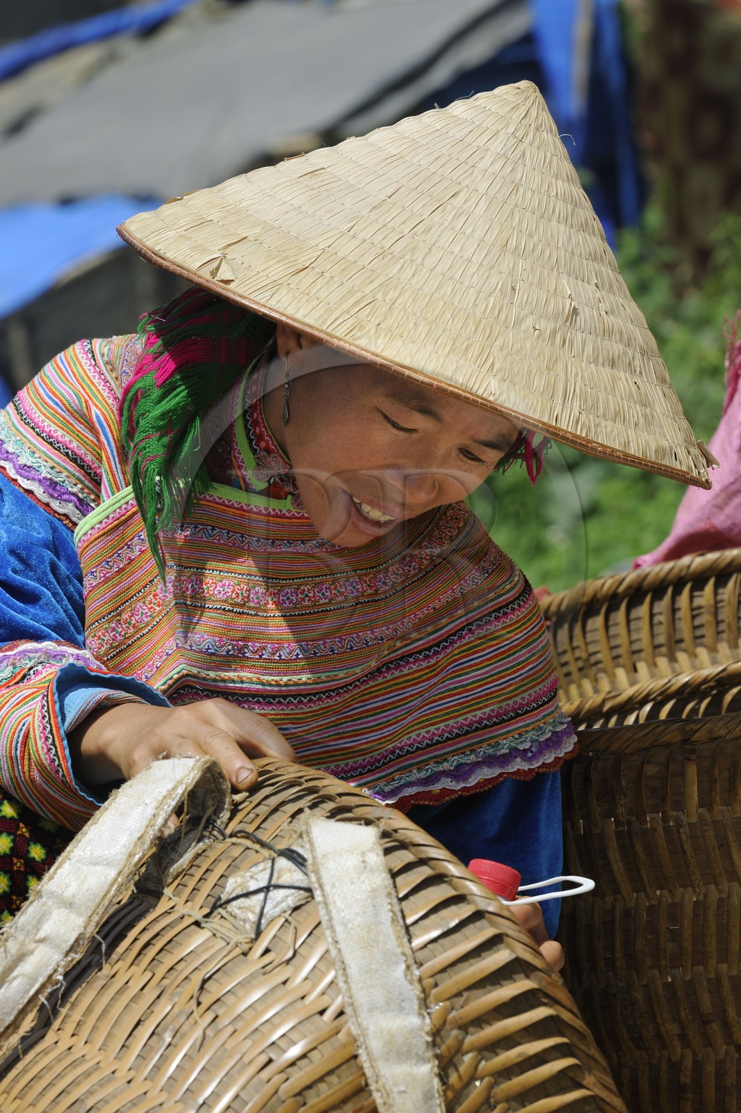 Vietnam, province de Lao Cai, région de Bac Ha, marché de Can Cau, femme de la minorité Hmong Fleur