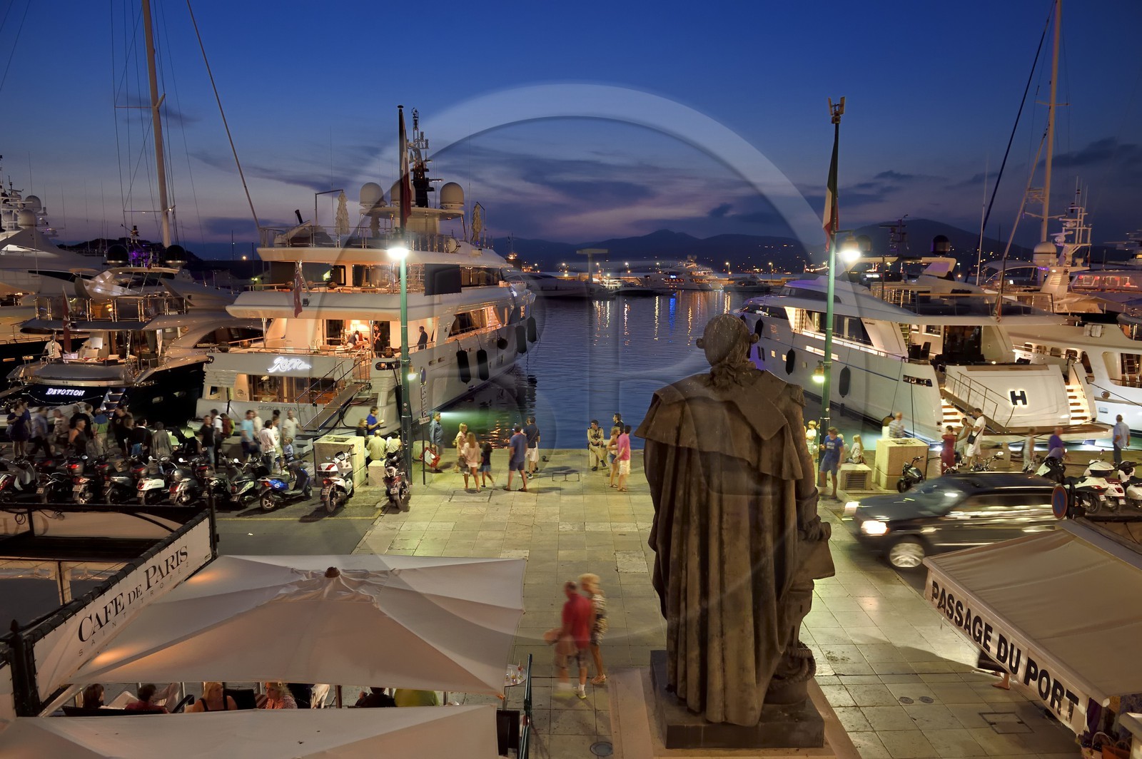 France, Var (83), Saint-Tropez, quai de Suffren, statue de Pierre André de Suffren dominant le port