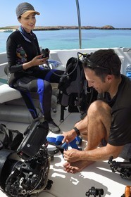 Sultanat d'Oman, gouvernorat de Mascate, réserve naturelle des Iles Daymaniyat, la photographe-plongeuse Maisa Al Hooti avec le plongeur photographe et réalisateur de films Darryl MacDonald