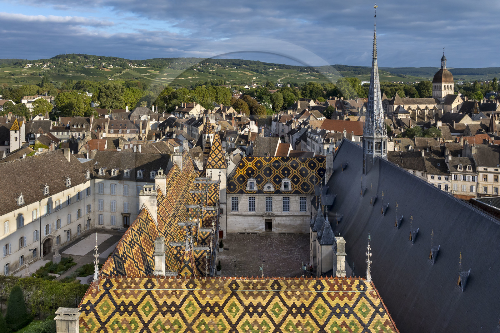 France, Côte-d'Or (21), Beaune, zone classée Patrimoine Mondial de l'UNESCO, Hospices de Beaune, l'Hôtel-Dieu, la basilique collégiale Notre-Dame de Beaune et la Côte de Beaune en arrière plan (vue aérienne)