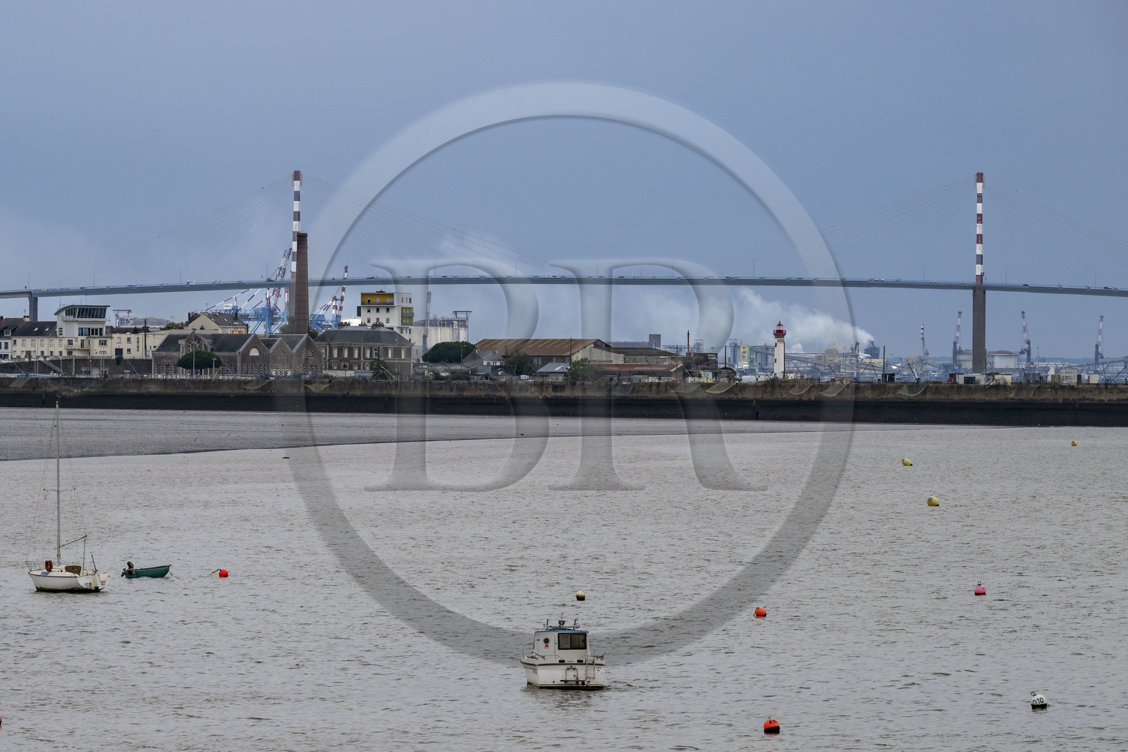 France, Loire-Atlantique (44), Estuaire de la Loire, Saint-Nazaire, le pont de Saint-Nazaire vue depuis la plage de Villès-Martin