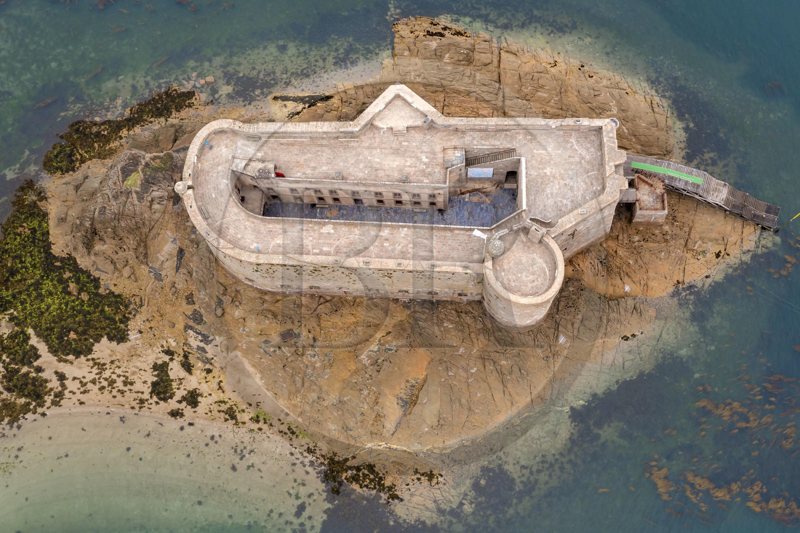 France, Finistère (29), Baie de Morlaix, Plouezoc'h, le chateau du Taureau construit par Vauban au XVIIe siècle (vue aérienne)