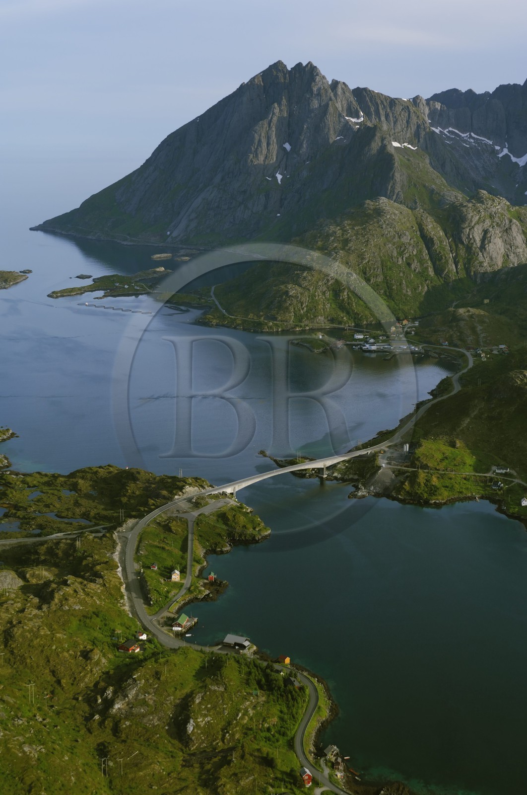 Norvège, Nordland, Iles Lofoten, Ile de Moskenes, pont sur le Selfjorden à Reine (vue aérienne)