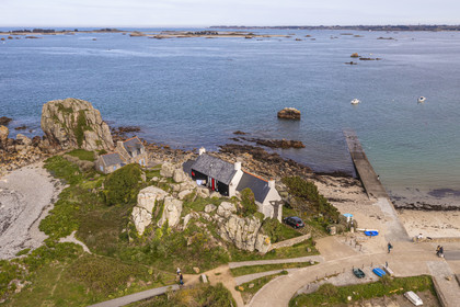 France, Côtes-d'Armor (22), Côte d'Ajoncs, Plougrescant, la plage de Porz Hir ou Pors-hir sur le chemin de Grande Randonnée GR 34 (vue aérienne)