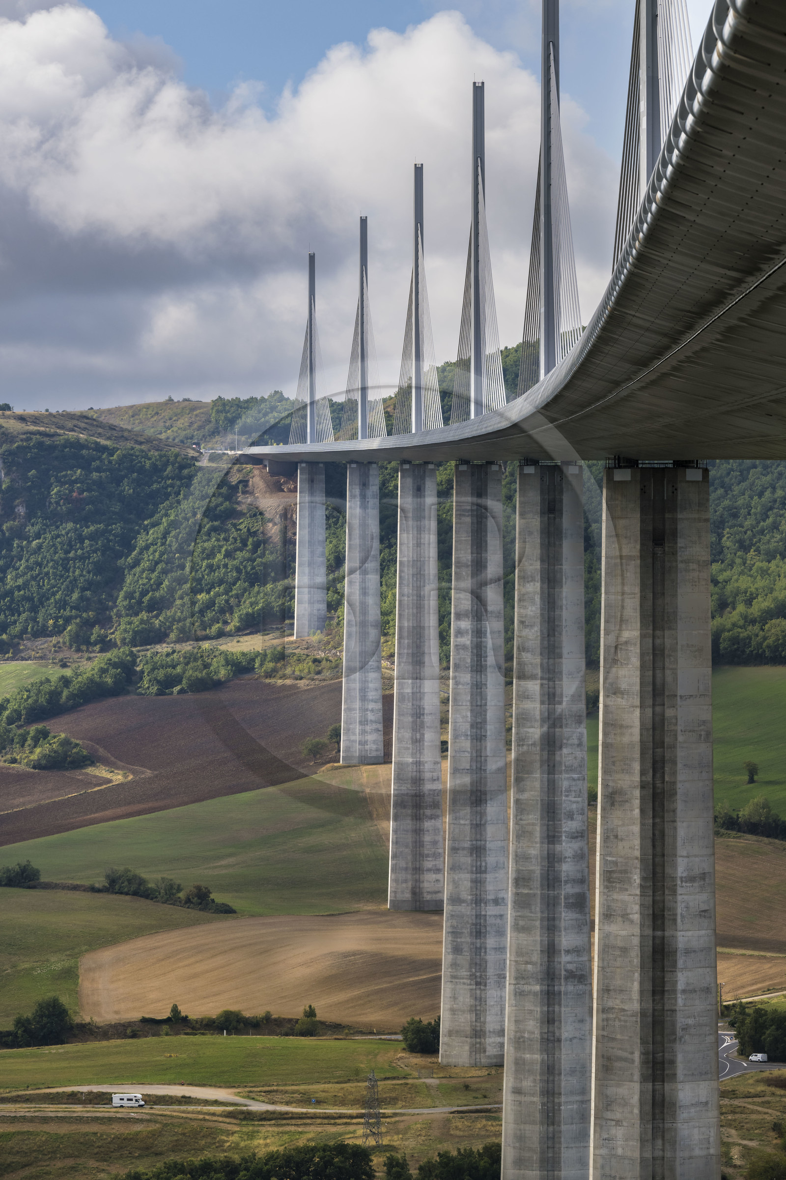 France, Aveyron (12), parc naturel régional des Grands Causses, Millau, le viaduc de Millau des architectes Michel Virlogeux et Norman Foster, entre le Causse du Larzac et le Causse de Sauveterre au dessus du Tarn