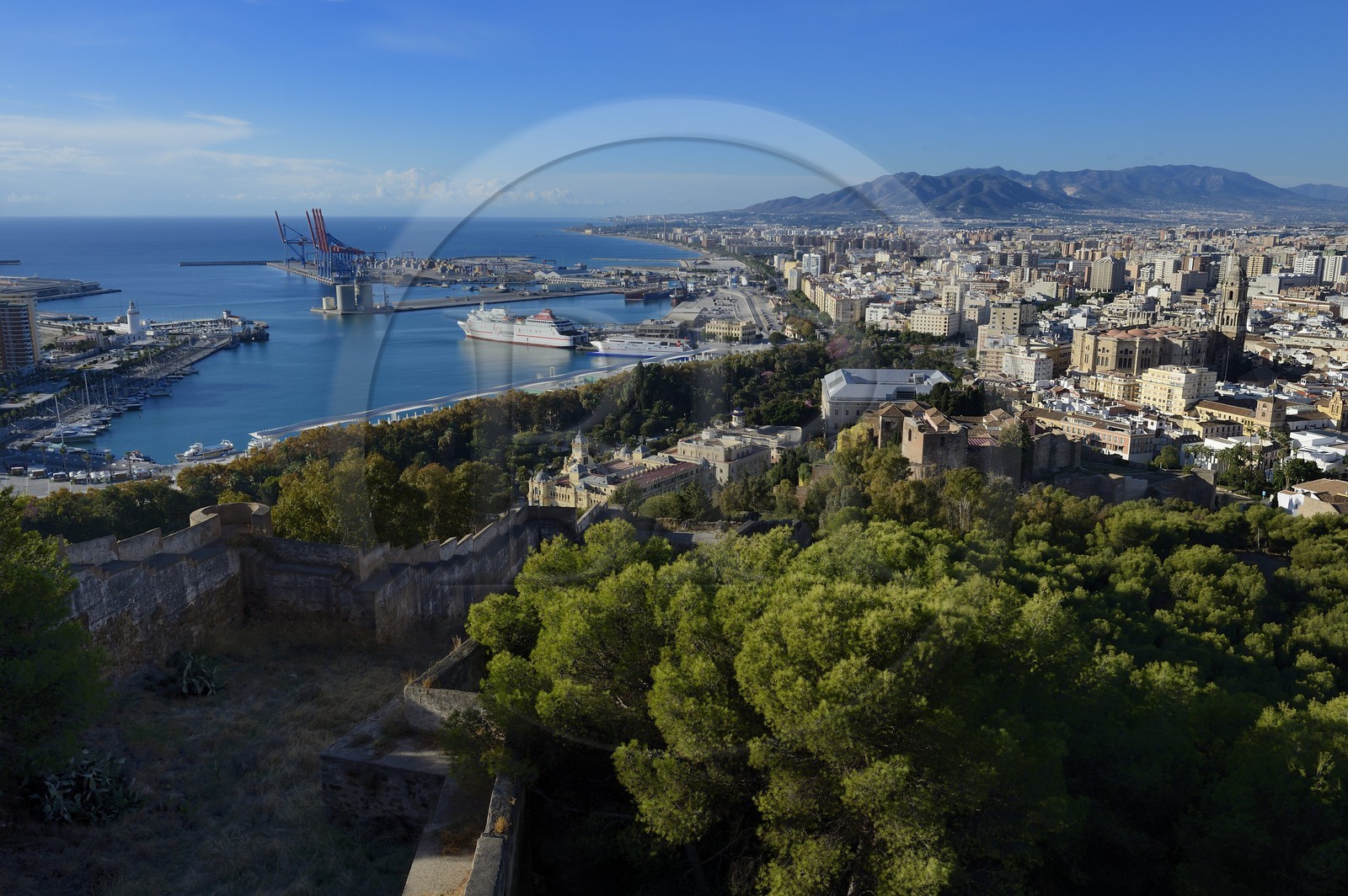 Espagne, Andalousie, Malaga,  vue générale sur le port, l'hotel de ville, la Alcazaba et la cathédrale depuis le Castillo de Gibralfaro